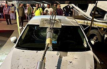 Trabzon'da 2 otomobilin üstüne düşen hafif ticari araçtaki 2 kişi yaralandı