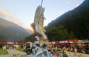 Uzungöl'de 7 metrelik kırmızı benekli alabalık maketi sergileniyor