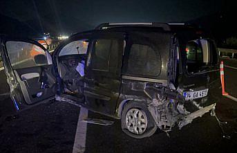 Anadolu Otoyolu'nda bariyere çarpan hafif ticari araçtaki 4 kişi yaralandı