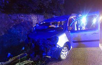 Ordu'da hafif ticari araç duvara çarptı, 2 kişi öldü