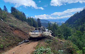 Artvin'de iş makinesi taşıyan kamyonun uçuruma devrildiği kazada 2 kişi öldü
