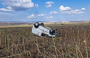 Çorum'da tarlaya devrilen hafif ticari araçtaki 4 kişi yaralandı