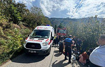 Düzce'de şarampole devrilen minibüsteki 15 mevsimlik tarım işçisi yaralandı