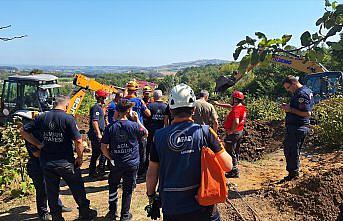 Bafra'da kuyu açarken kayan toprağın altında kalan 2 kişinin kurtarılmasına çalışılıyor