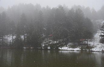 Karla kaplanan Limni Gölü Tabiat Parkı ziyaretçilerini bekliyor