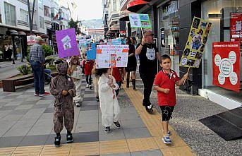 Sinop'ta ilkokul öğrencileri hayvan haklarına dikkat çekmek için yürüdü