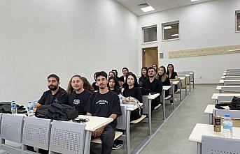 Üniversite öğrencileri kadın cinayetlerine tepki için derslere siyah giyerek katıldı