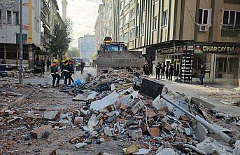 Çorum Valisi Ali Çalgan, patlama meydana gelen binada inceleme yaptı: