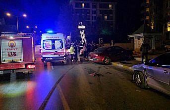 Çorum'da kaza yapan araçta sıkışan sürücüyü itfaiye ekipleri kurtardı