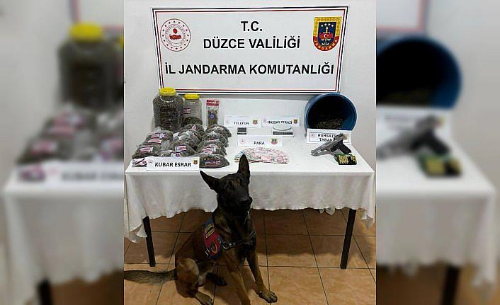 Düzce'de evinde 3 kilo 425 gram esrar ele geçirilen şüpheli tutuklandı