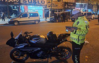 Bafra'da motosiklet yayaya çarptı, 2 kişi yaralandı