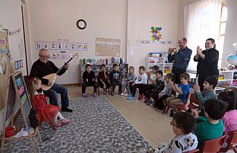 Anaokulundaki torununun müzik etkinliği için 74 yaşında saz çalmayı öğrendi