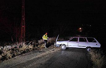 Çorum'da elektrik direğine çarpan otomobilde 1 kişi yaralandı