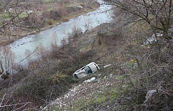 Karabük'te şarampole devrilen otomobilin sürücüsü yaralandı