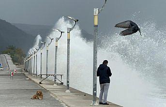 Kastamonu'da dalgalar sahil şeridinde hasara yol açtı