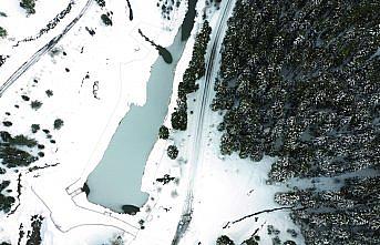 Kastamonu'da yüzeyi buz tutan gölet ve orman dron ile görüntülendi