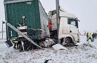 Refüje çarpan tır nedeniyle Çorum-Yozgat kara yolu 2 saat ulaşıma kapalı kaldı