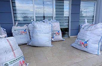 Samsun'da ihtiyaç sahibi çocuklara bot ve mont yardımı yapıldı