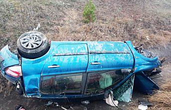 Sinop'ta şarampole devrilen otomobildeki 2 kişi yaralandı