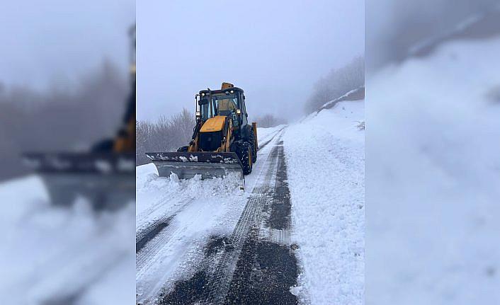 Tokat'ta kara saplanan ambulansı İl Özel İdaresi ekipleri kurtardı