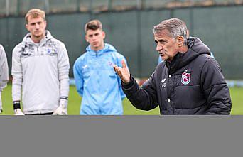 Trabzonspor Teknik Direktörü Şenol Güneş, 19 yaş altı takımını ziyaret etti