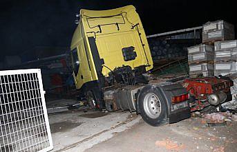 Amasya'da çekicinin iş yerine girme anı güvenlik kamerasında