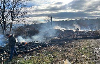 Boyabat'ta çıkan yangında ahşap ev ve ambar yandı, başka bir evin çatısı zarar gördü