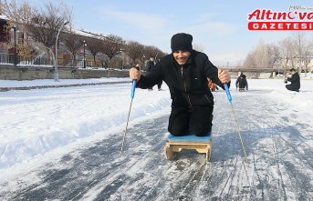 Buz tutan Çoruh Nehri'nde kızak keyfi