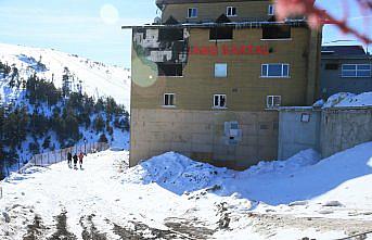 Kartalkaya'da yangın çıkan otelde başmüfettişlerce inceleme yapıldı