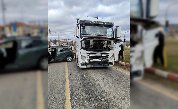 Samsun'da tır ile otomobilin çarpıştığı kazada 2 kişi yaralandı