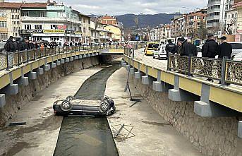 Tokat'ta dereye düşen otomobilin sürücüsü yaralandı