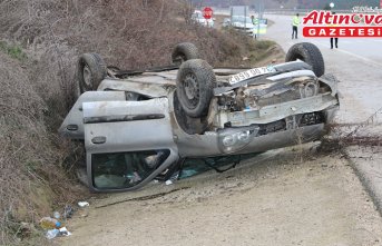 Amasya'da devrilen otomobildeki 3 kişi yaralandı