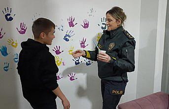 Amasya'da polisler ve çocuklar Emniyet Müdürlüğü binasının duvarını boyadı