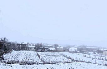 Amasya'nın yüksek kesimlerinde kar yağışı etkili oluyor