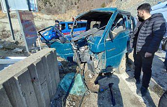 Artvin'de bariyere çarpan kamyonetteki 2 kişi yaralandı