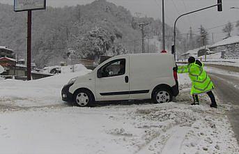 Artvin'de kar yağışı kara yolunda ulaşımı olumsuz etkiledi