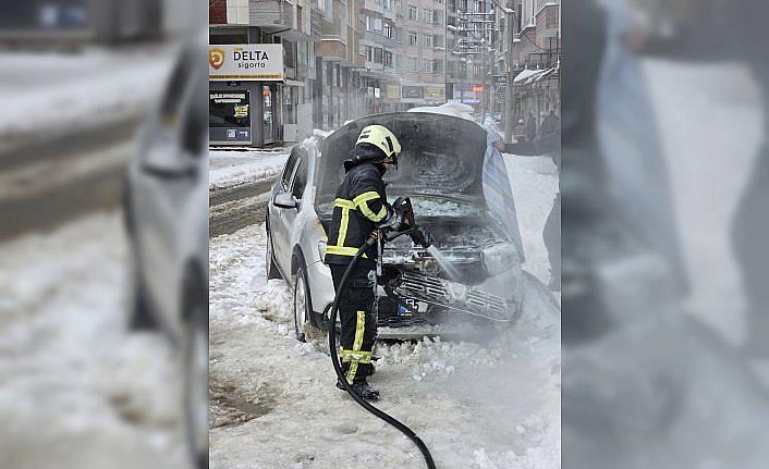 Bafra'da park halindeki araç yangında kullanılamaz hale geldi