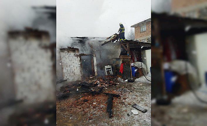 Bolu'da ahşap ev yangında kullanılamaz hale geldi