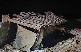 Bolu'da devrilen tavuk kamyonunun sürücüsü yaralandı