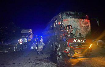 Bolu'da yolcu otobüsünün tıra çarpması sonucu 6 kişi yaralandı