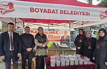 Boyabat Belediyesi Berat Kandili dolayısıyla vatandaşlara helva dağıttı
