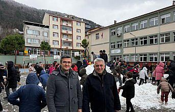 Çocuklar için okul bahçesine kamyonla kar getirdiler