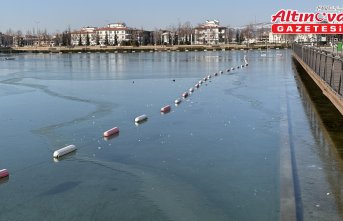 Çorum Millet Bahçesi'ndeki göletin yüzeyi buzla kaplandı