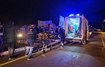 Çorum'da trafik lambalarına çarpan otomobildeki 2 kişi yaralandı