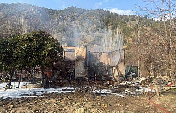 Çorum'da yanan ev kullanılamaz hale geldi