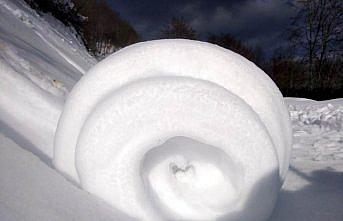 Doğada ender oluşan kar ruloları Amasya'da görüntülendi