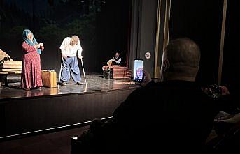 Engelli oyuncuların tiyatro sahnesine Yunanistan'dan çevrim içi izleyici