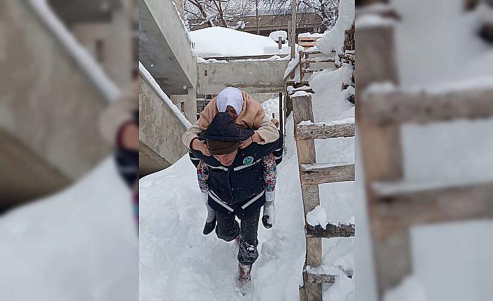 Giresun'da belediye personeli 95 yaşındaki hastayı sırtında taşıdı