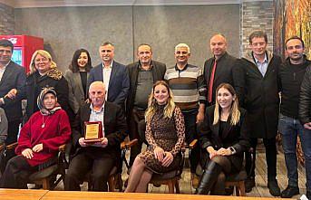 Giresun'da emekli olan öğretmen görev yaptığı okuldan alkışlarla uğurlandı