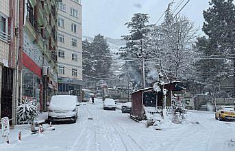 Karadeniz'de hava ulaşımına kar engelli devam ediyor